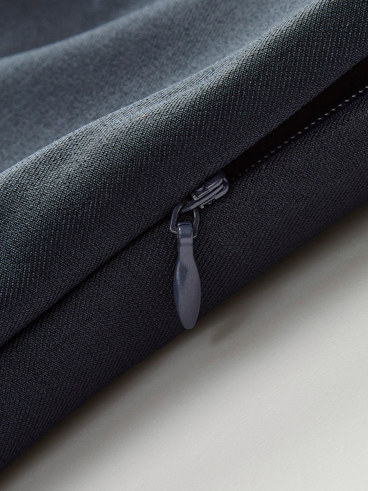 Kleid mit breitem Kragen und Falten