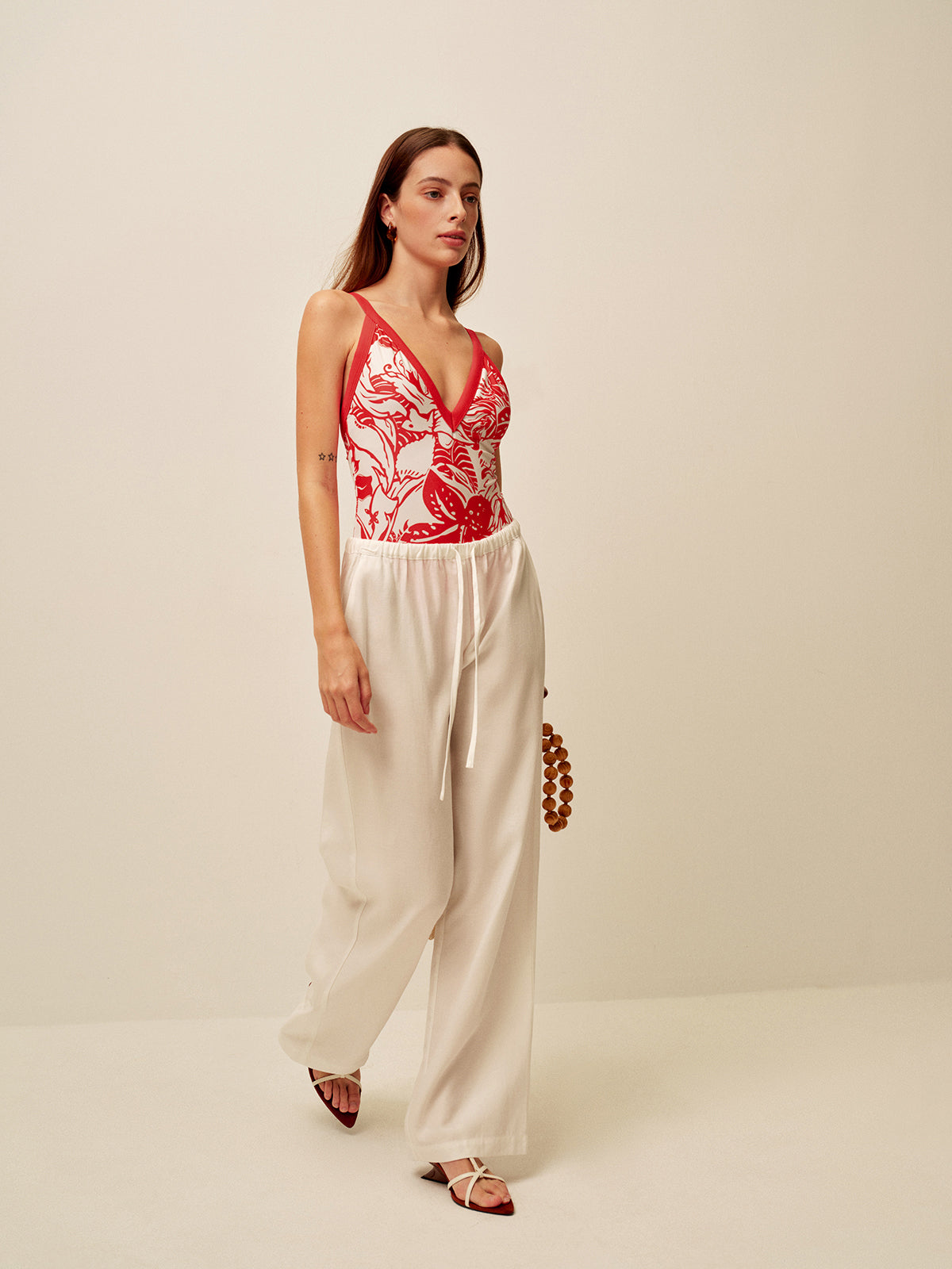 Badeanzug mit tropischem Muster und V-Ausschnitt