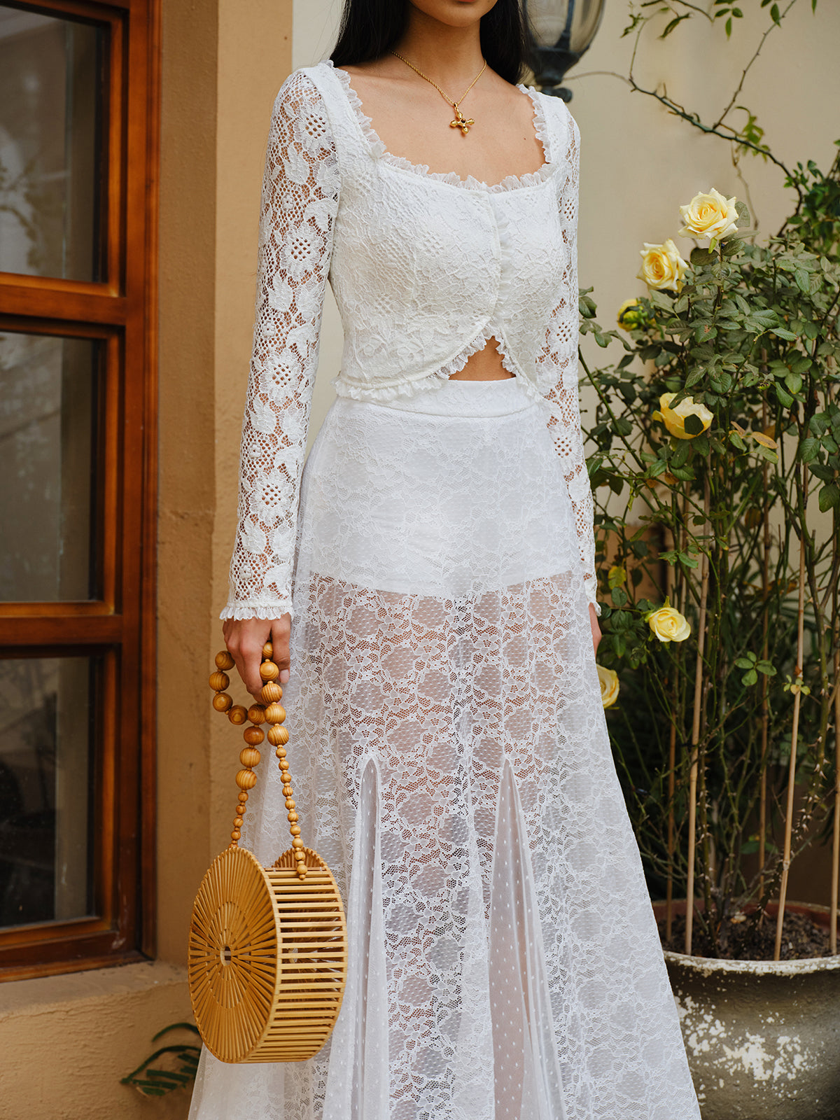 Halbtransparenter Spitzenrock mit mittelhoher Taille