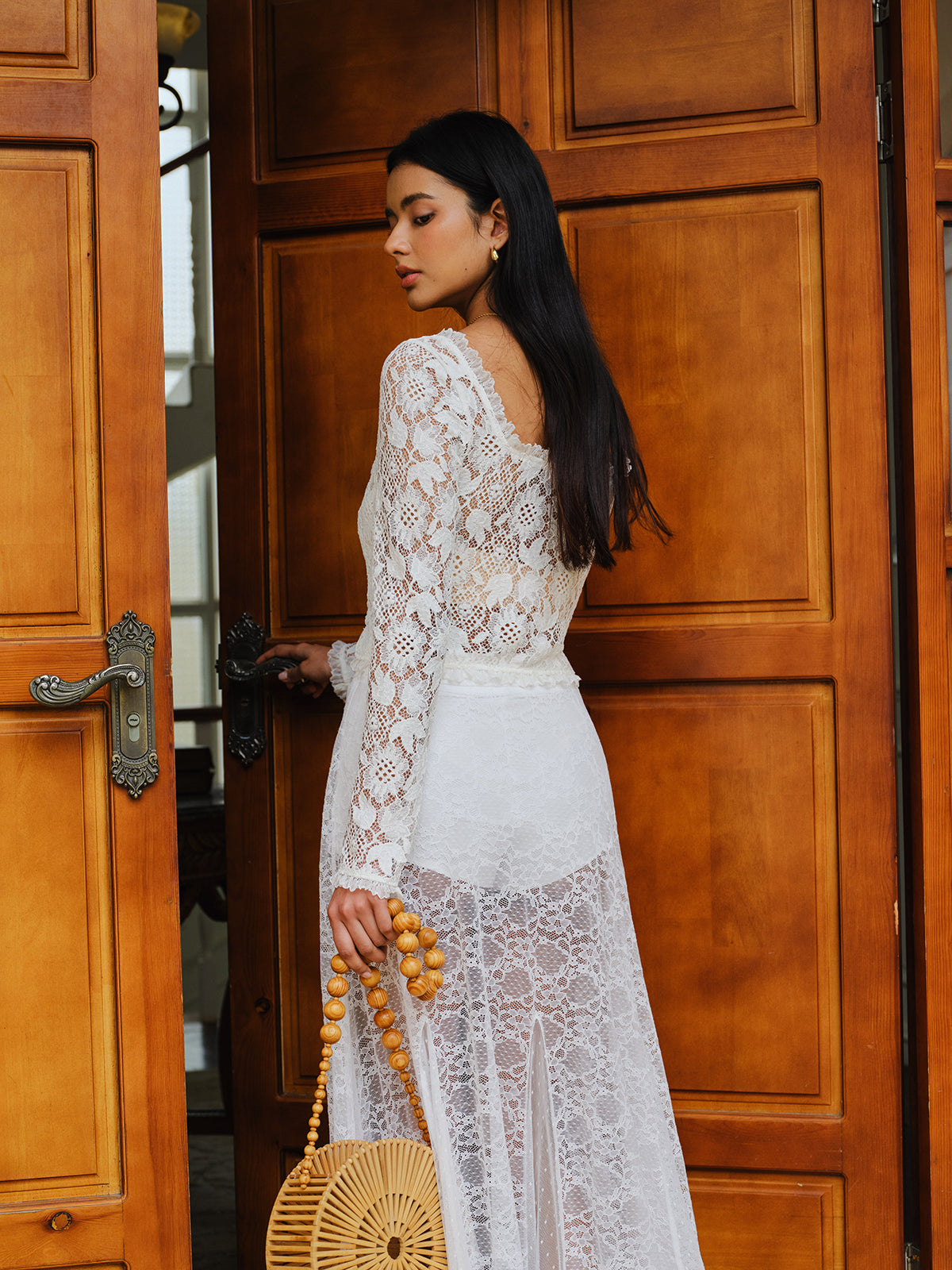 Semi-transparentes Spitzen-Crop-Top mit Rüschen und Knöpfen