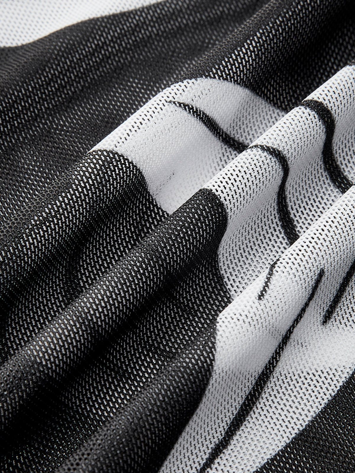 Transparenter, bedruckter Strandrock aus Netzstoff