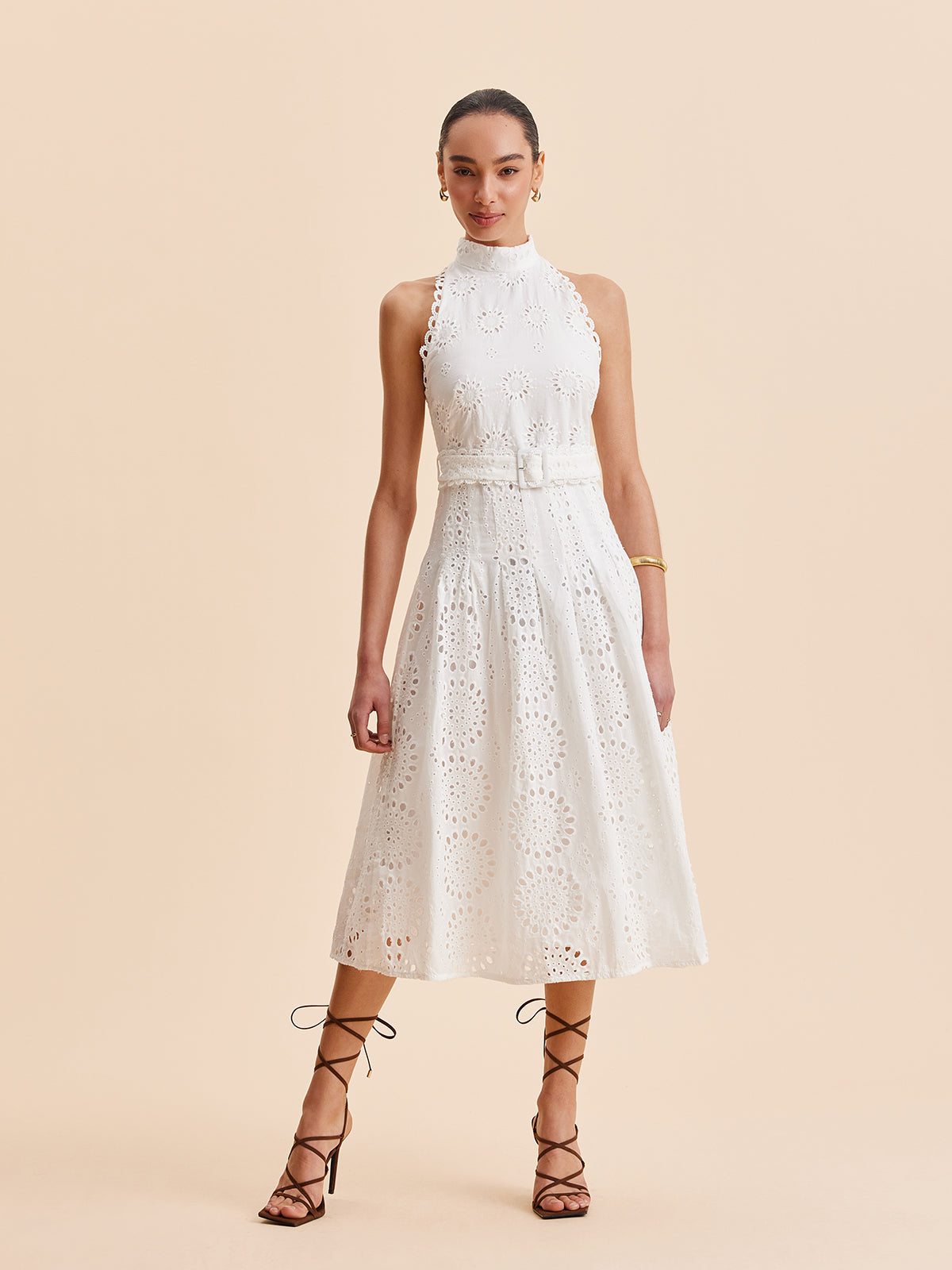 Spitzenkleid in A-Linie mit Ösen und Gürtel