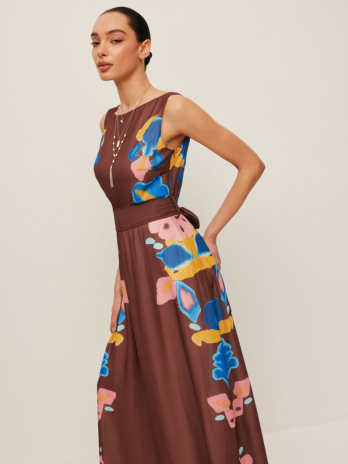 Bedrucktes Kleid mit V-Rücken und Schleifendetail