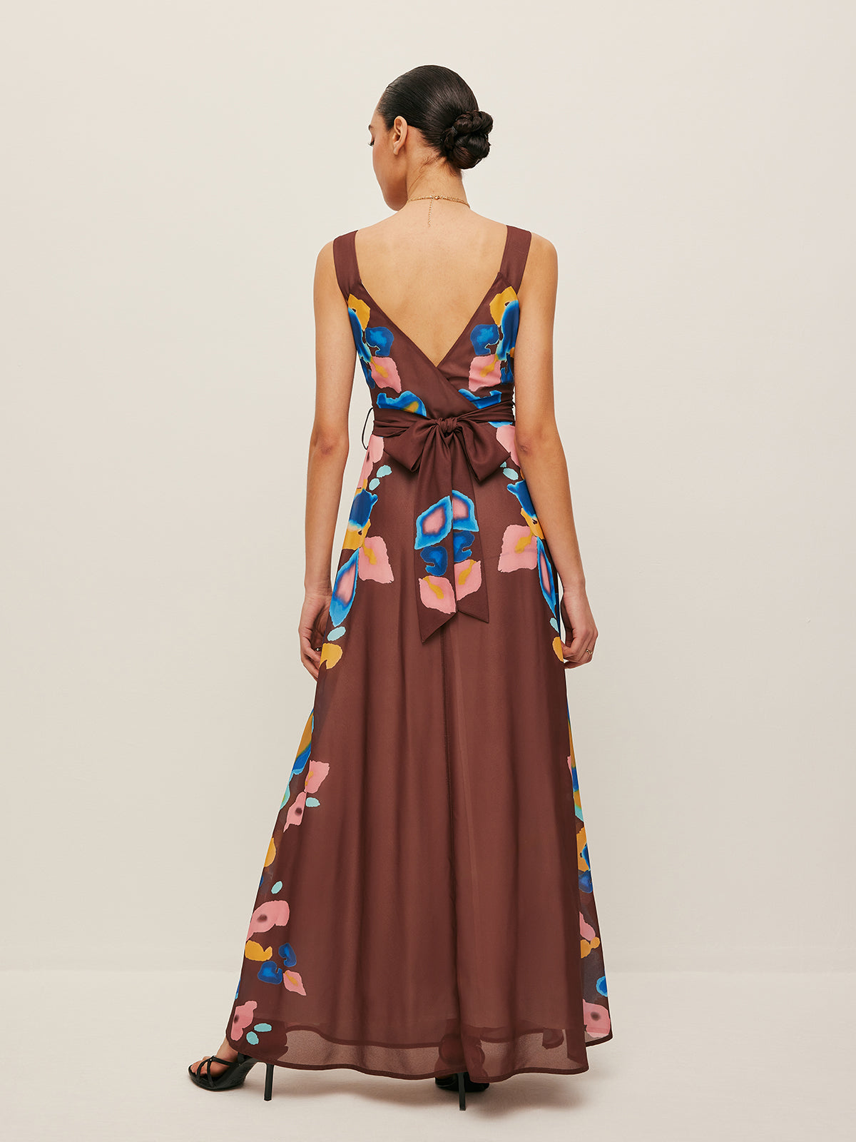 Bedrucktes Kleid mit V-Rücken und Schleifendetail