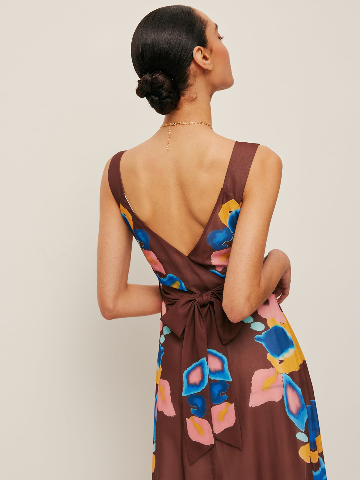 Bedrucktes Kleid mit V-Rücken und Schleifendetail