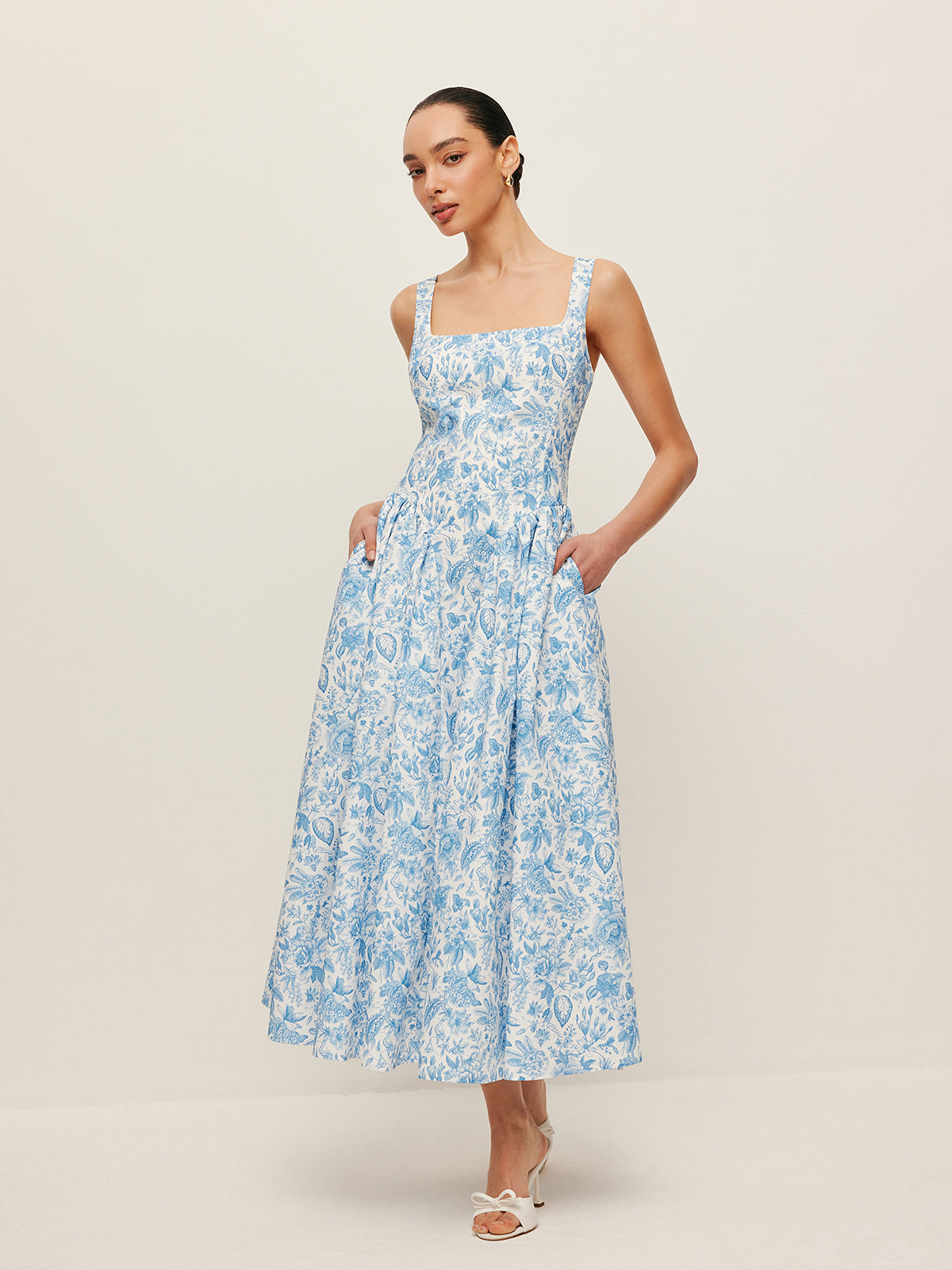 Bedrucktes Kleid mit eckigem Ausschnitt und Taschen