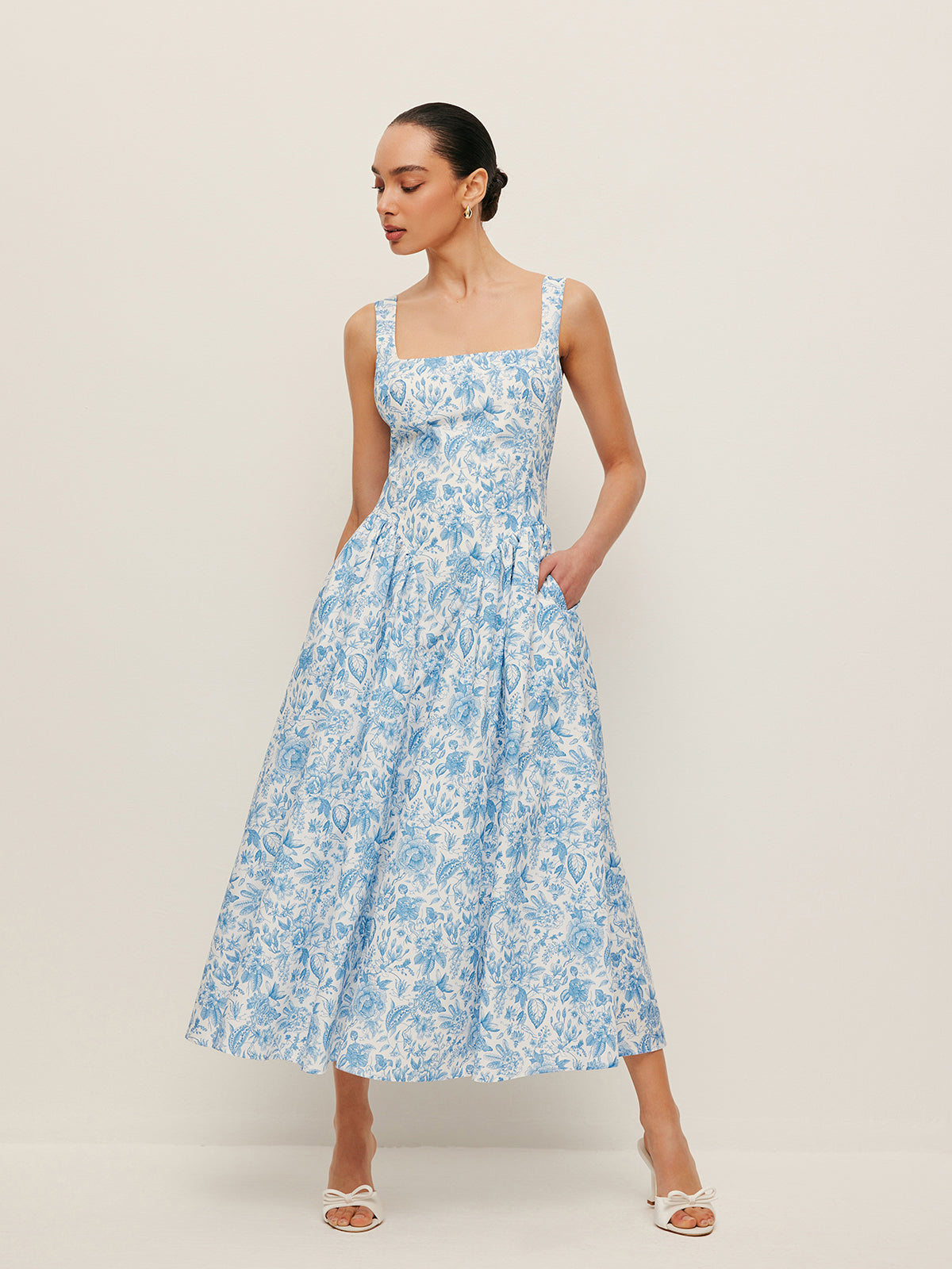 Bedrucktes Kleid mit eckigem Ausschnitt und Taschen