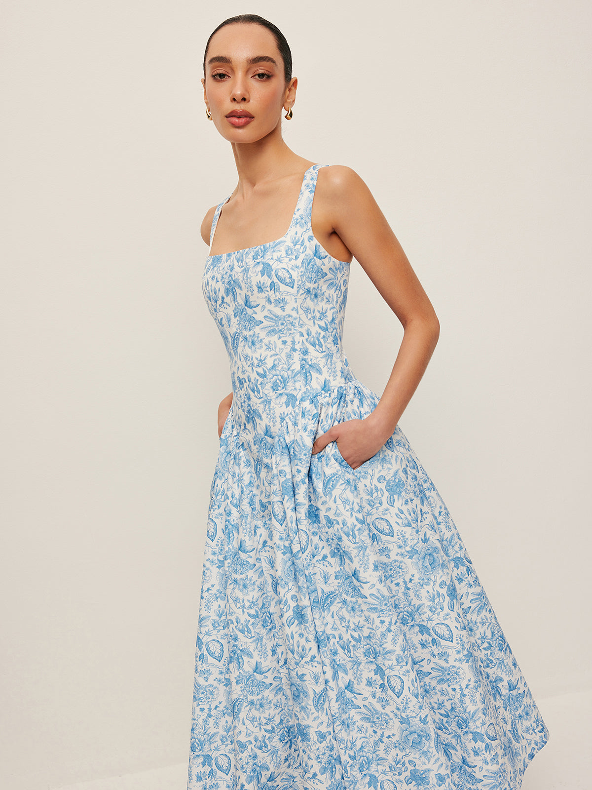 Bedrucktes Kleid mit eckigem Ausschnitt und Taschen