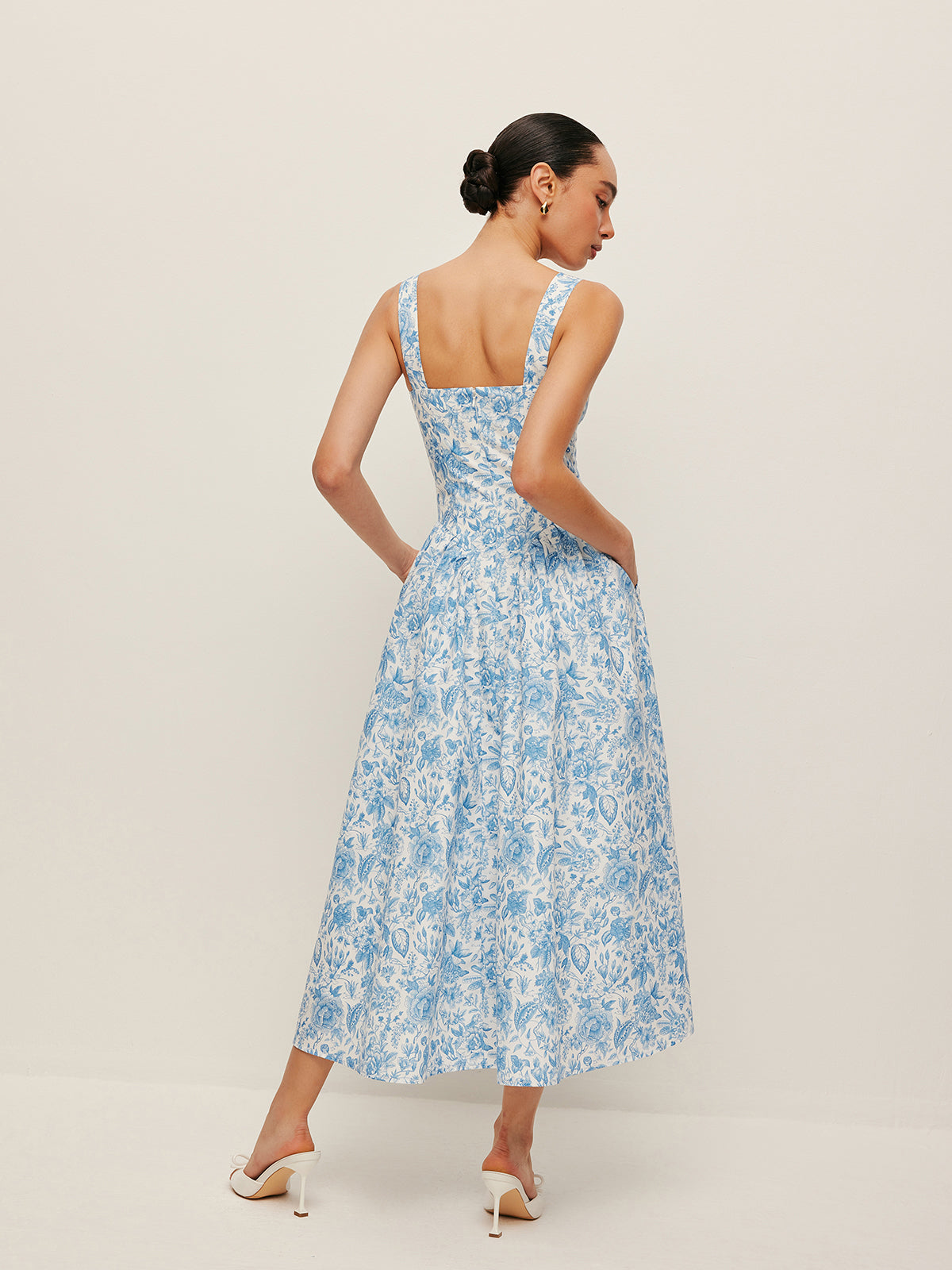 Bedrucktes Kleid mit eckigem Ausschnitt und Taschen