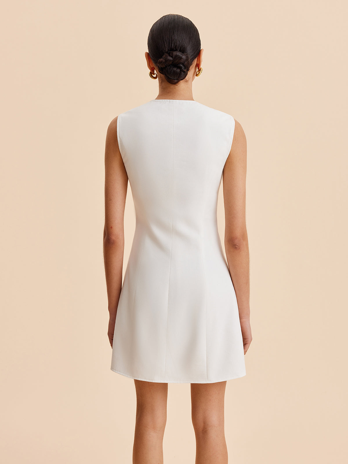 Asymmetrisches ärmelloses Knopfkleid
