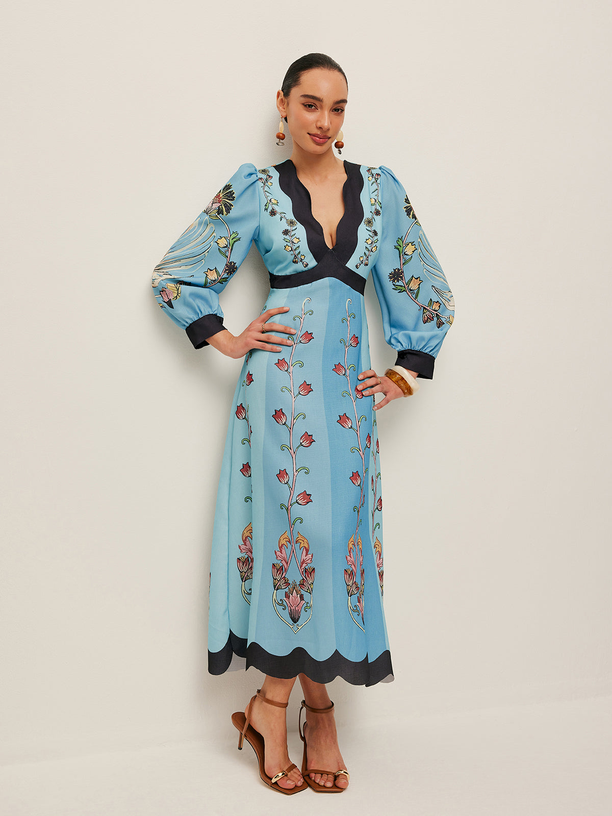 Blumenkleid mit offenem Rücken, Puffärmeln