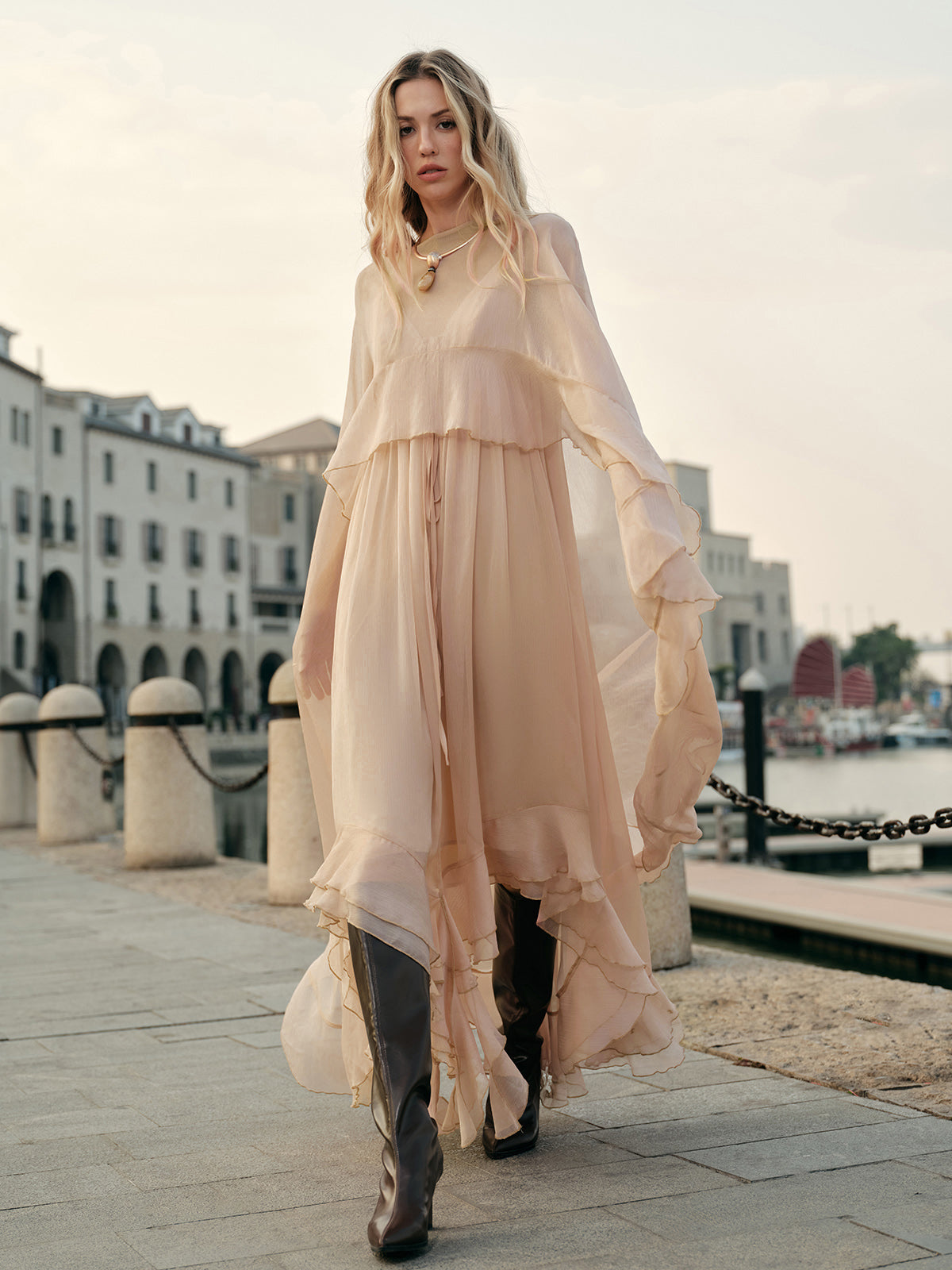 Halbtransparente Chiffon-Lagenkleid mit Umhang