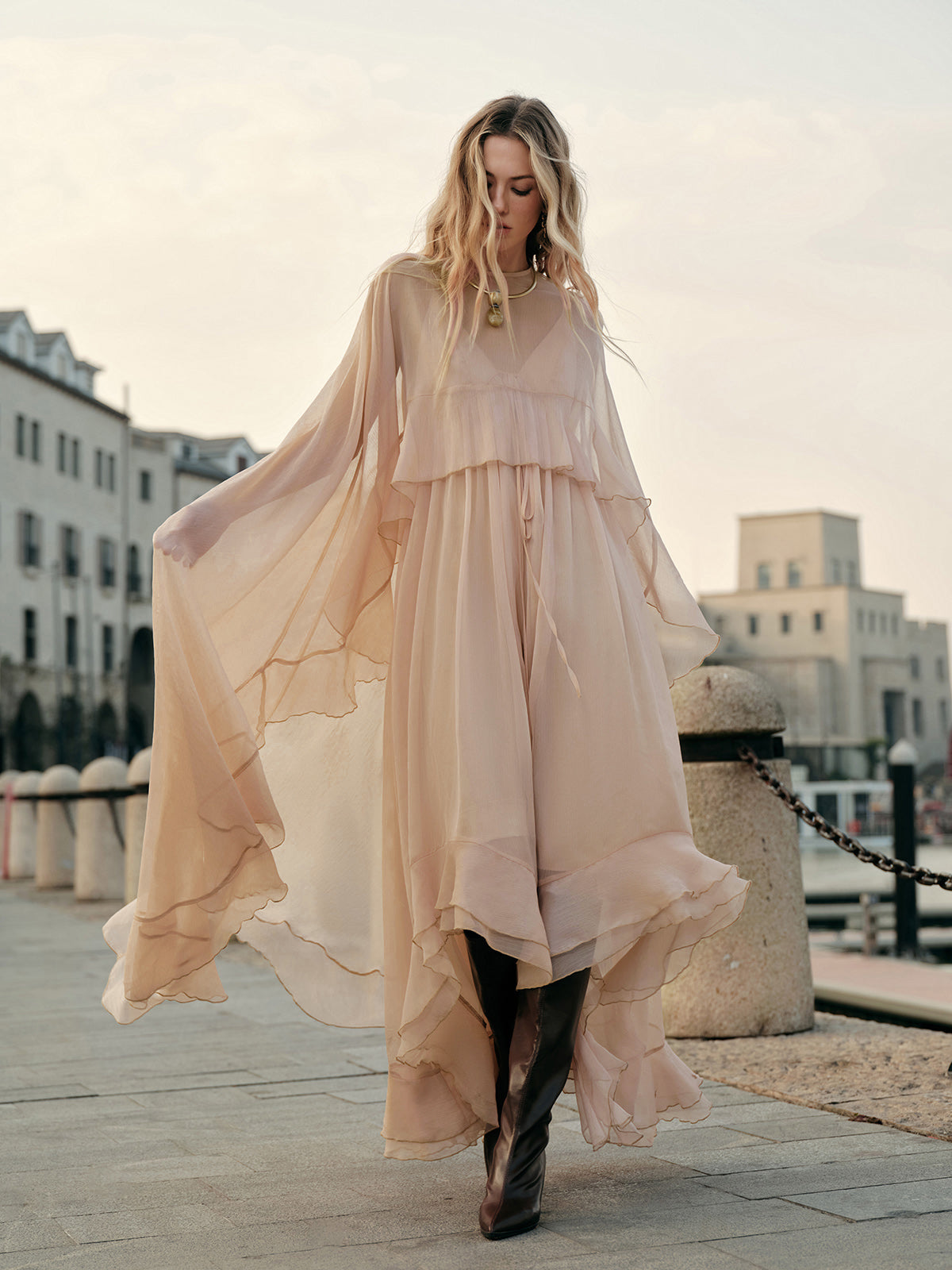 Halbtransparente Chiffon-Lagenkleid mit Umhang
