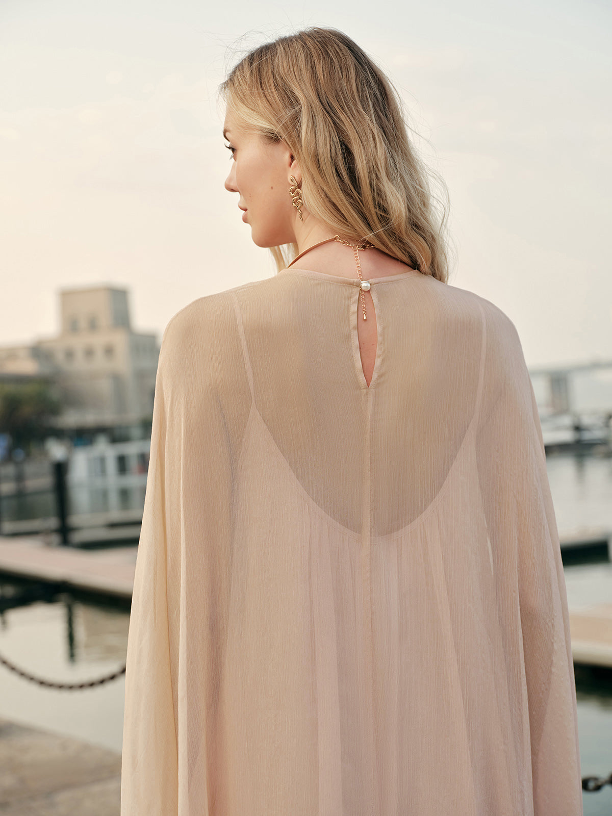 Halbtransparente Chiffon-Lagenkleid mit Umhang