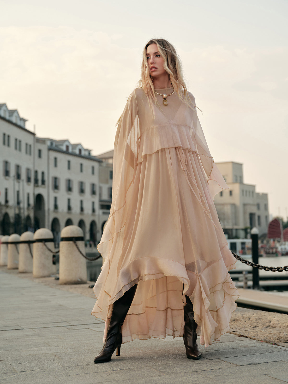 Halbtransparente Chiffon-Lagenkleid mit Umhang