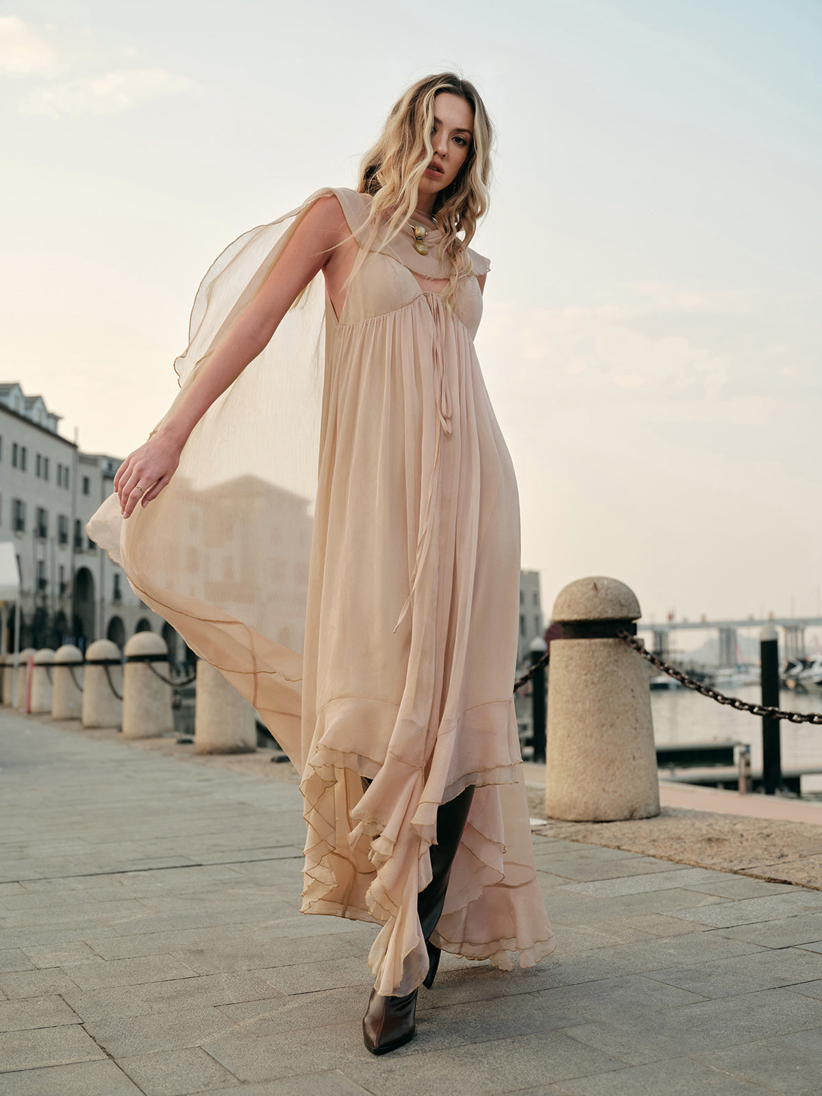 Halbtransparente Chiffon-Lagenkleid mit Umhang
