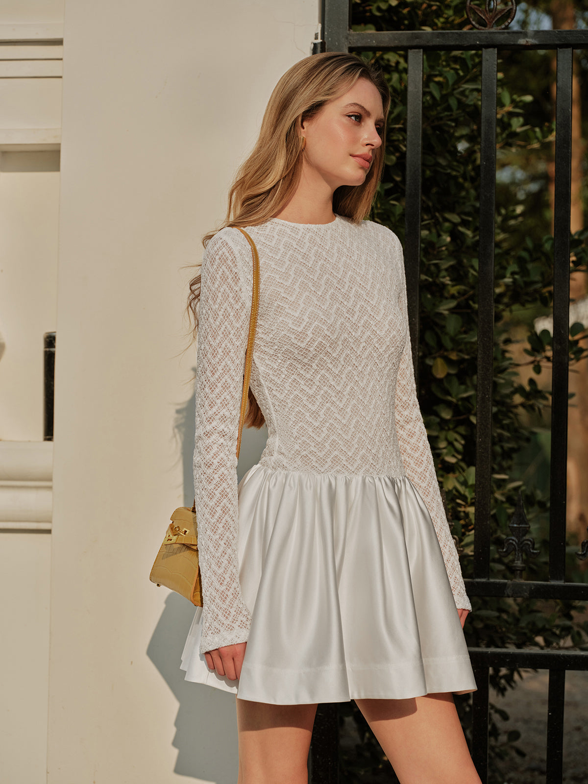 Robe à manches longues en satin et dentelle semi-transparente