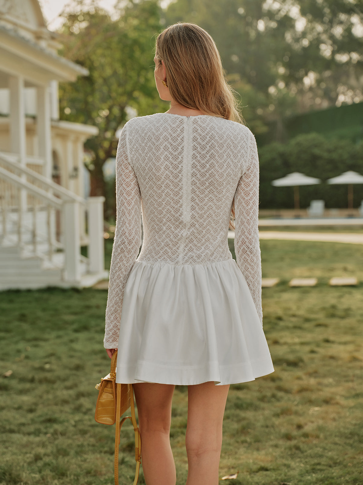 Robe à manches longues en satin et dentelle semi-transparente