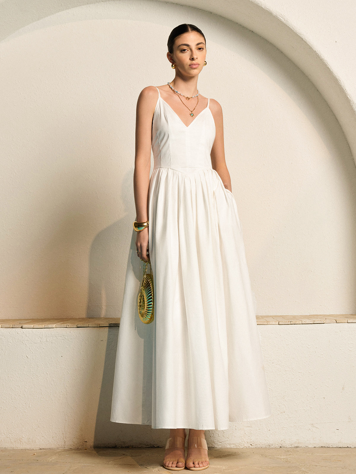 Robe plissée dos nu à fines bretelles