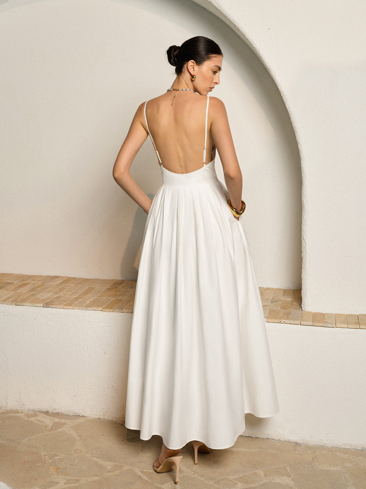Rückenfreies, plissiertes Kleid mit Spaghettiträgern