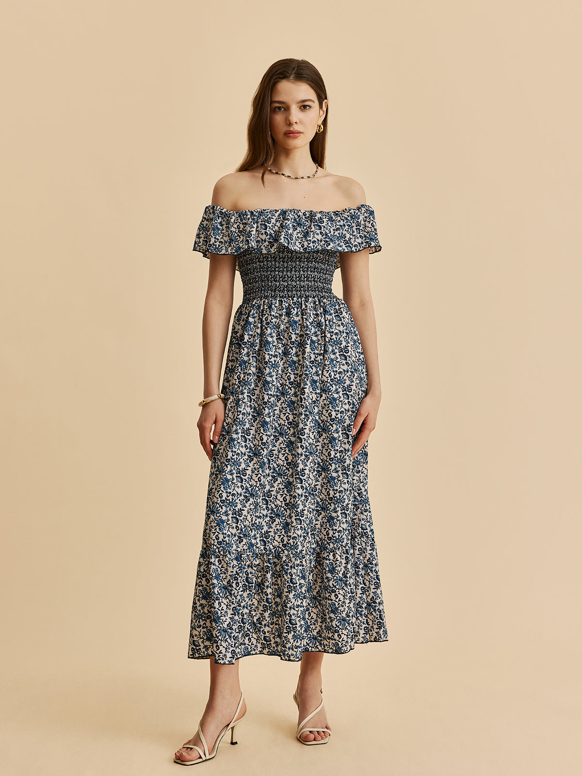 Robe Fleurie Bohème Épaules Dénudées Smockée à Volants