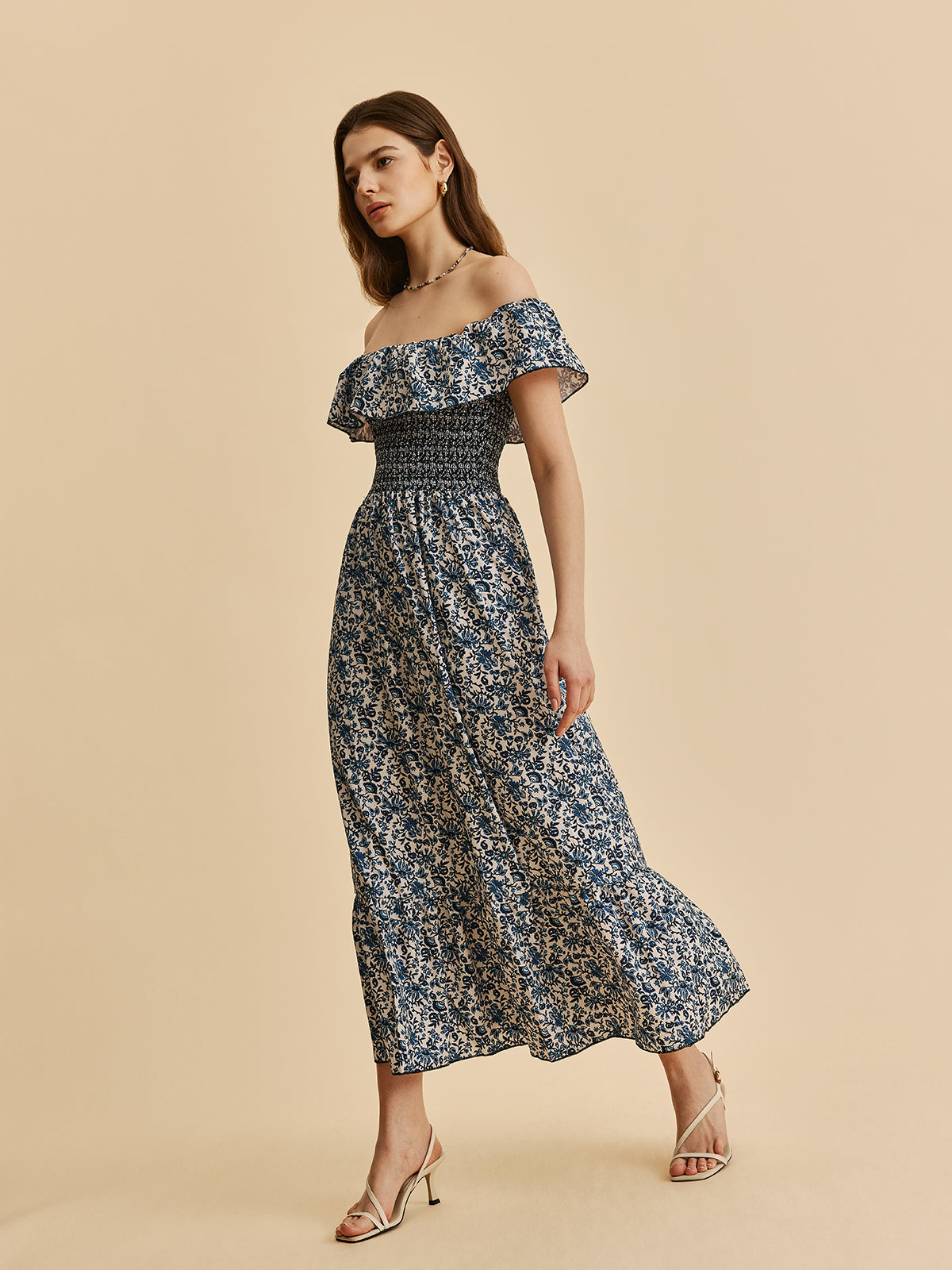 Robe Fleurie Bohème Épaules Dénudées Smockée à Volants