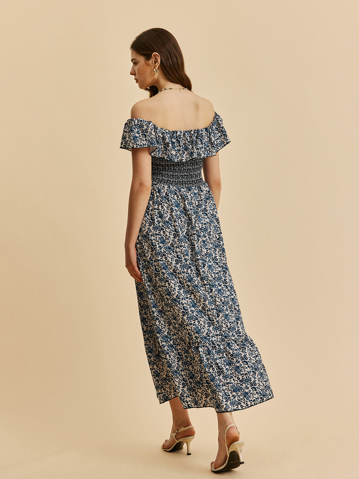 Robe Fleurie Bohème Épaules Dénudées Smockée à Volants