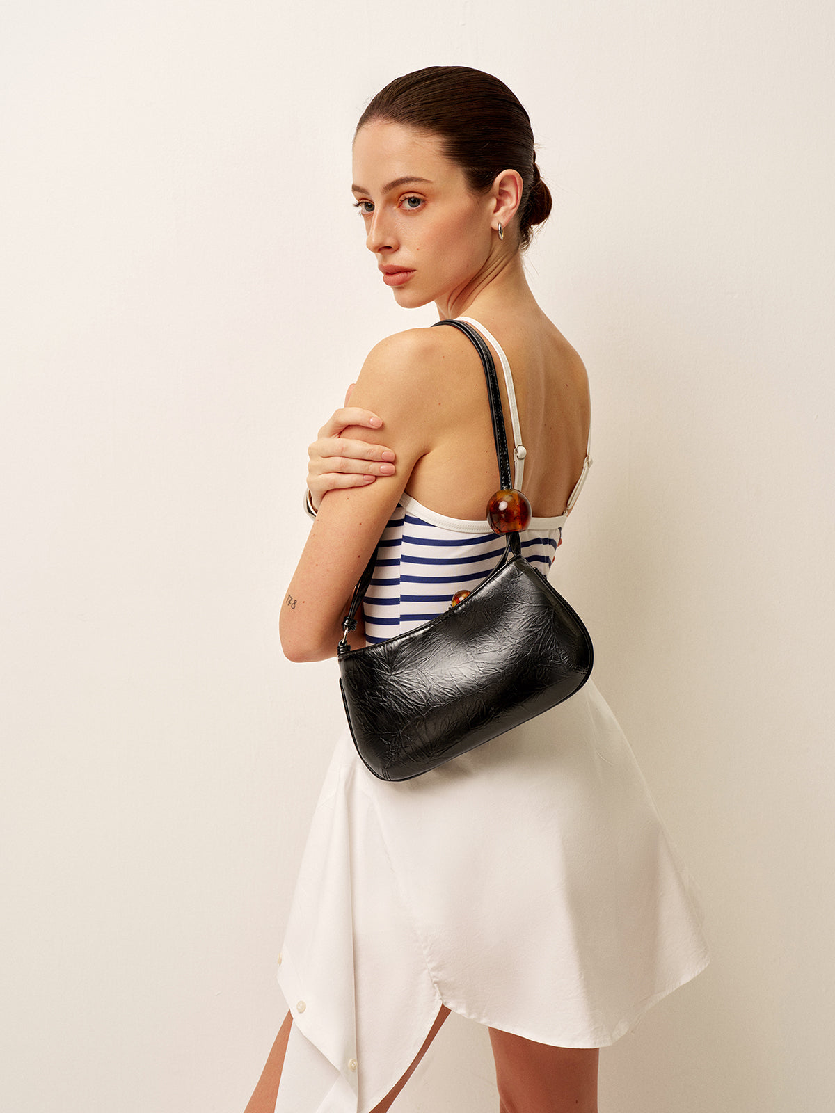 Schultertasche aus Kunstleder mit Perlenriemen