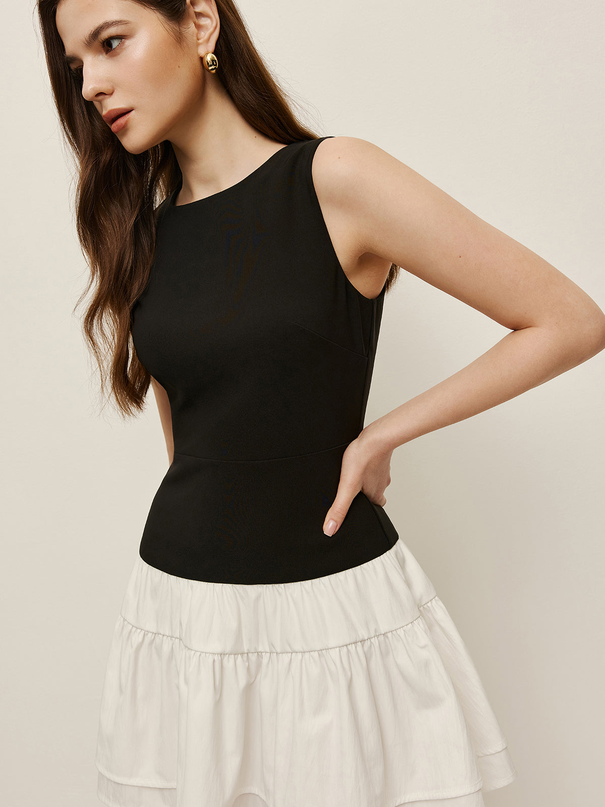 Zweifarbiges, gestuftes, ärmelloses Kleid