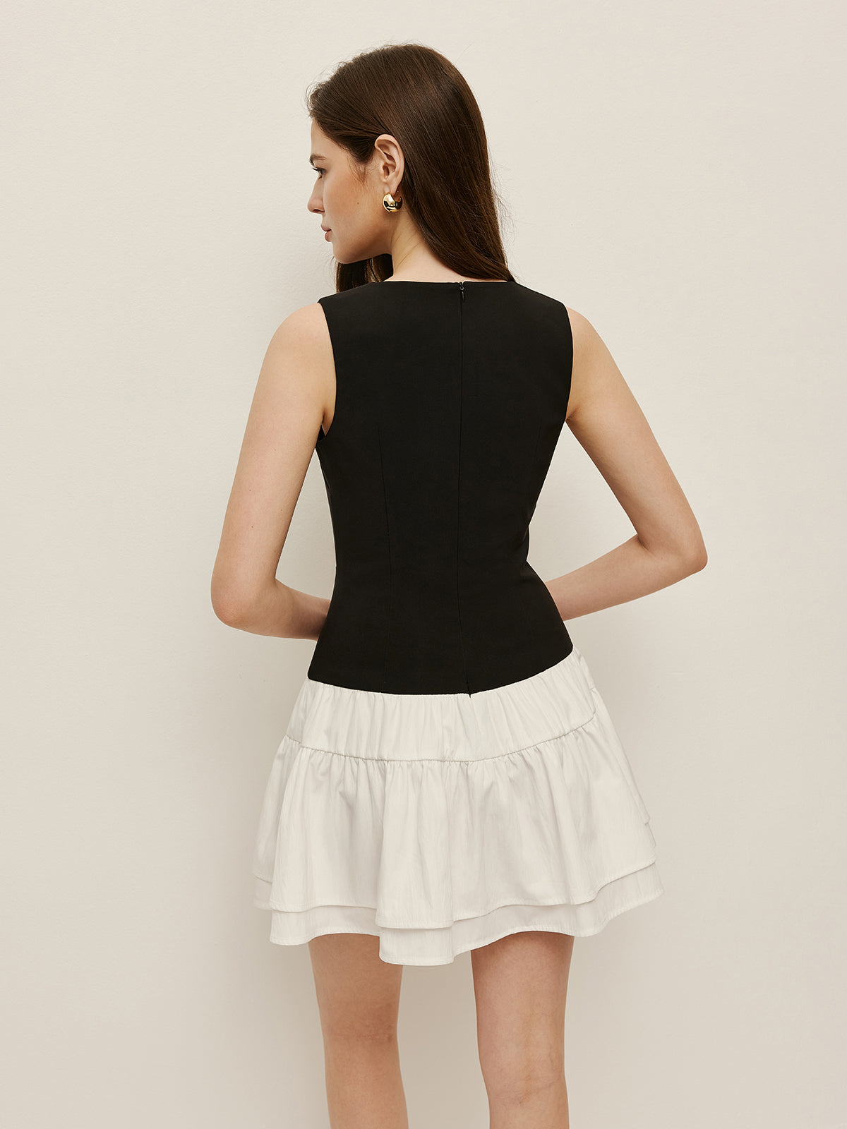 Zweifarbiges, gestuftes, ärmelloses Kleid