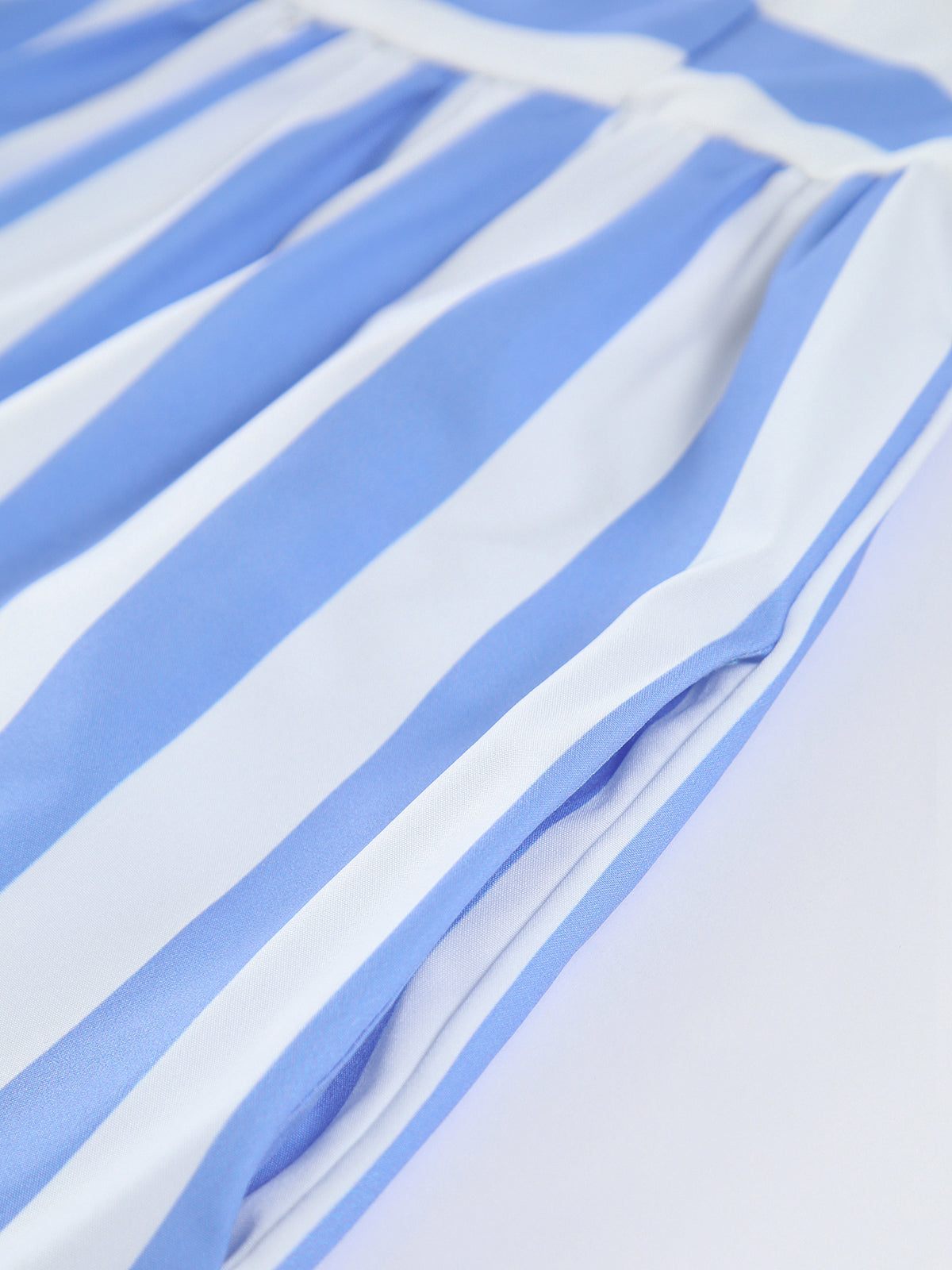 Langes Kleid mit Print und offenen Rückentaschen