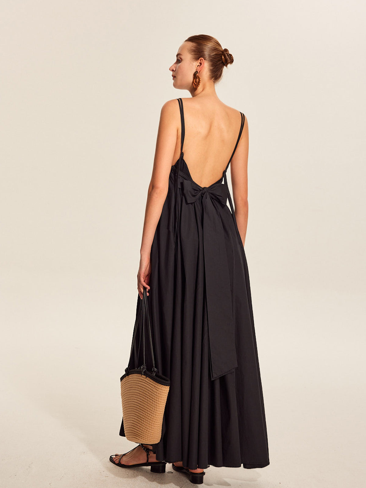 Camisole-Kleid mit V-Ausschnitt und doppelten Trägern