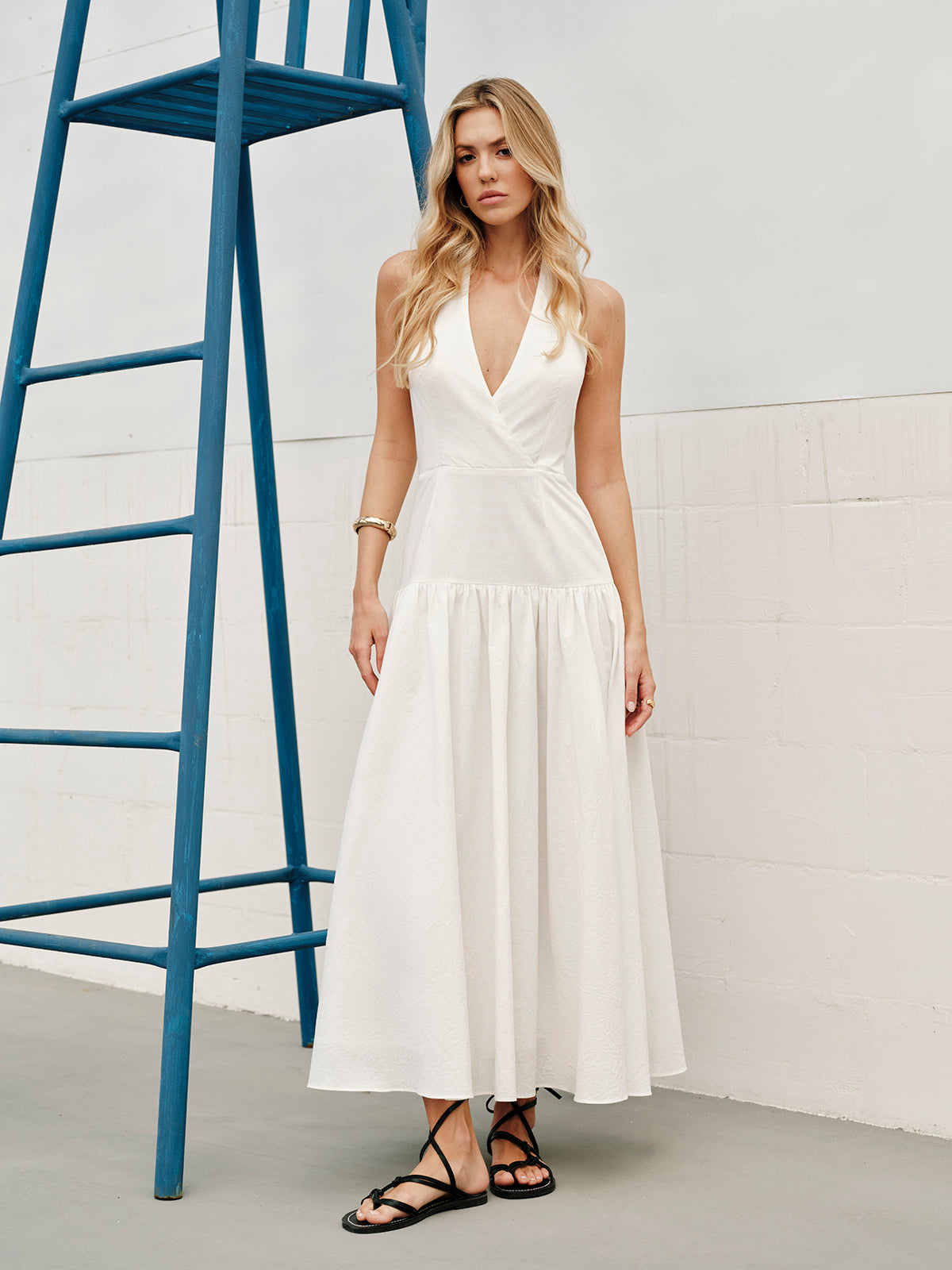 Robe dos nu en coton à encolure en V et licou