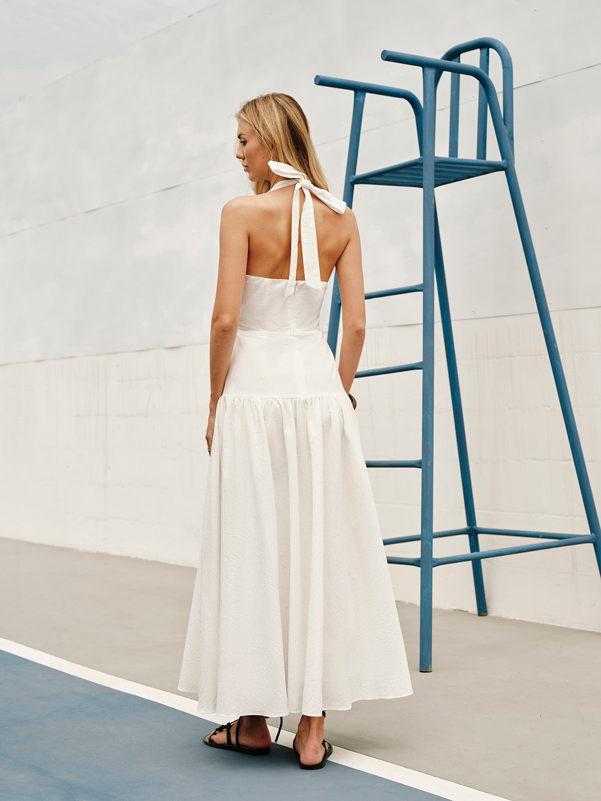 Robe dos nu en coton à encolure en V et licou