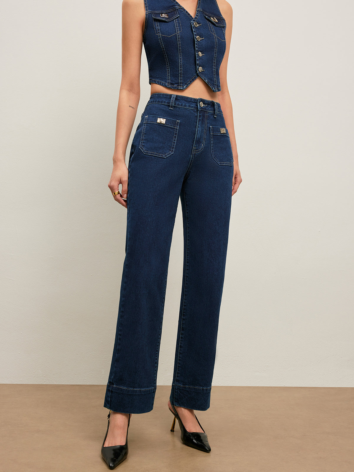 Jean classique taille haute à jambe droite