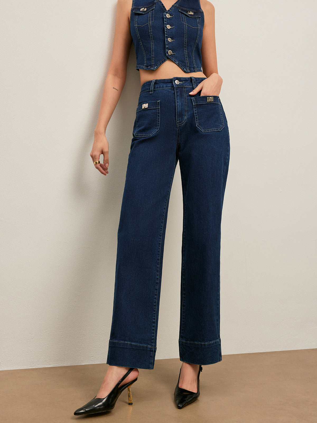 Jean classique taille haute à jambe droite