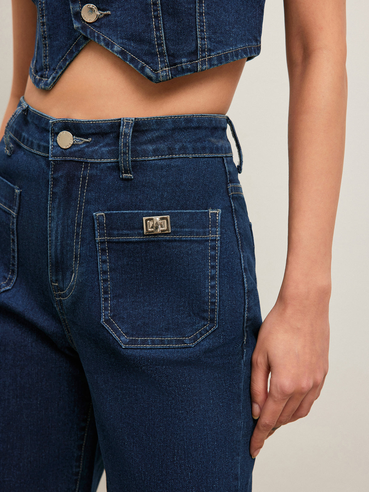 Jean classique taille haute à jambe droite