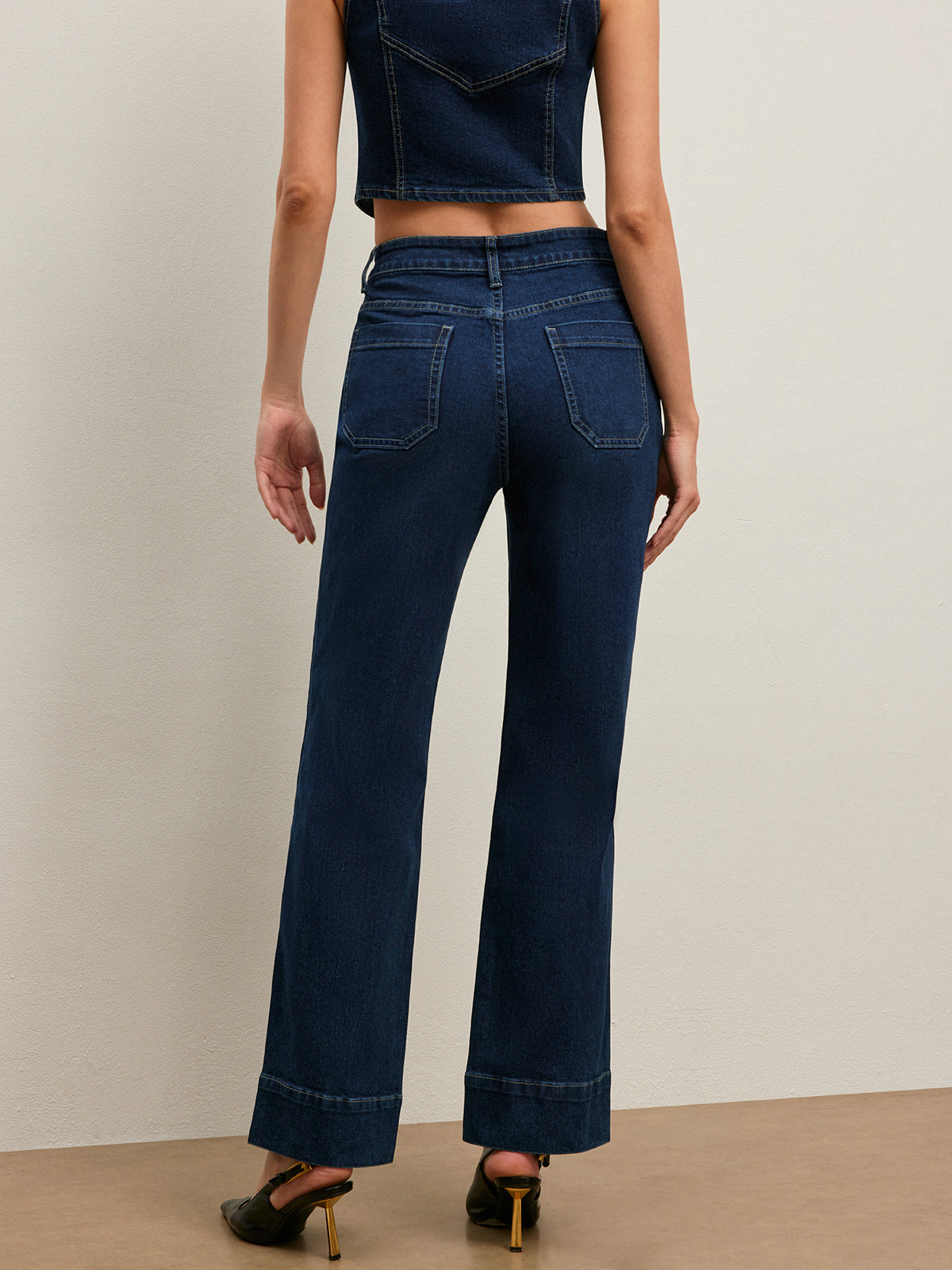 Jean classique taille haute à jambe droite