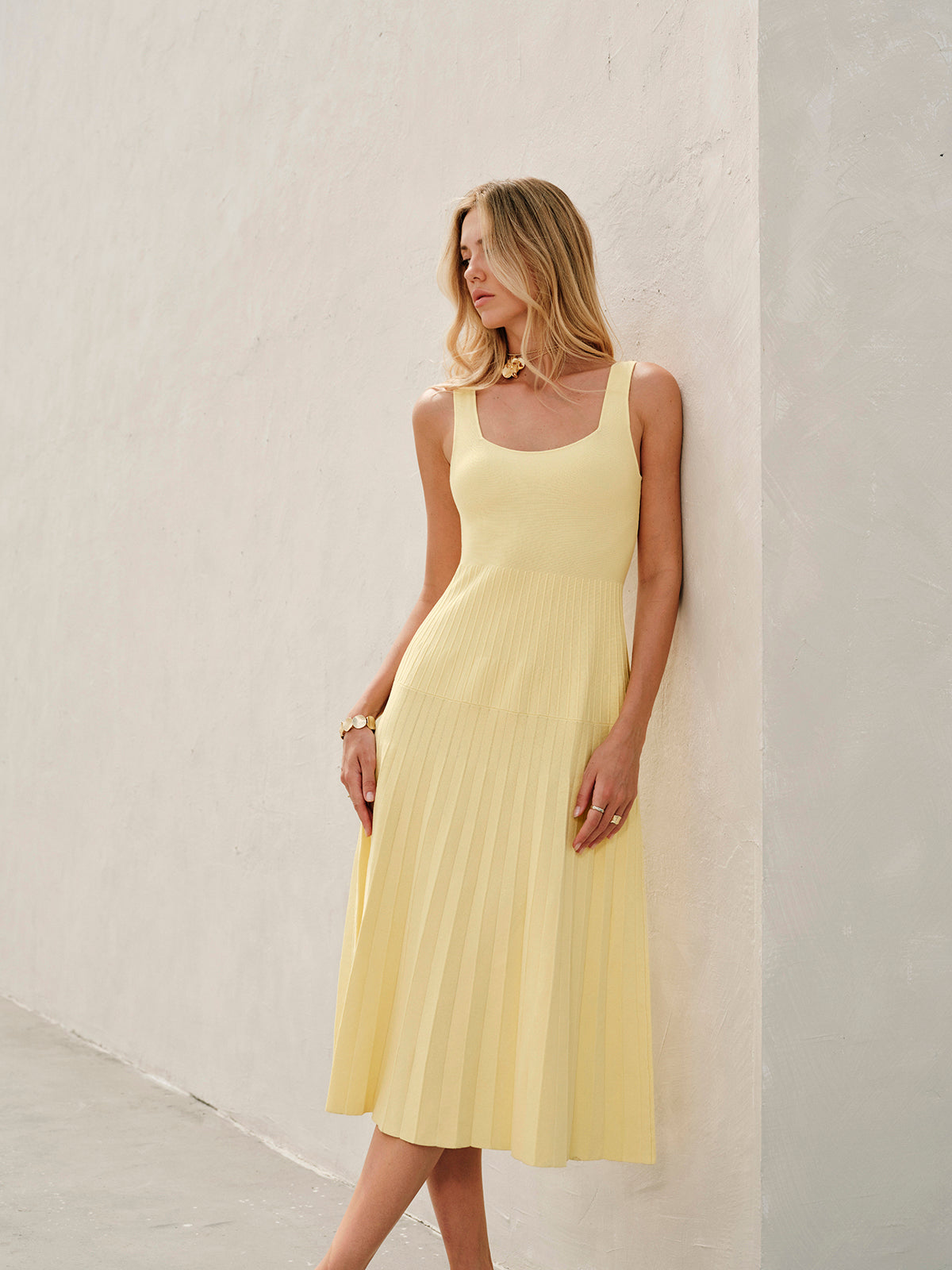 Robe en maille côtelée à encolure carrée