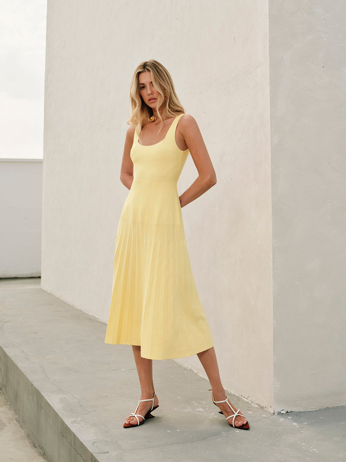 Robe en maille côtelée à encolure carrée