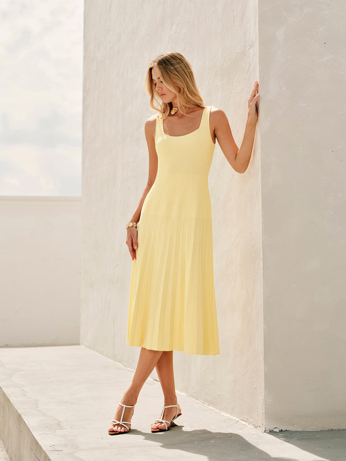 Robe en maille côtelée à encolure carrée