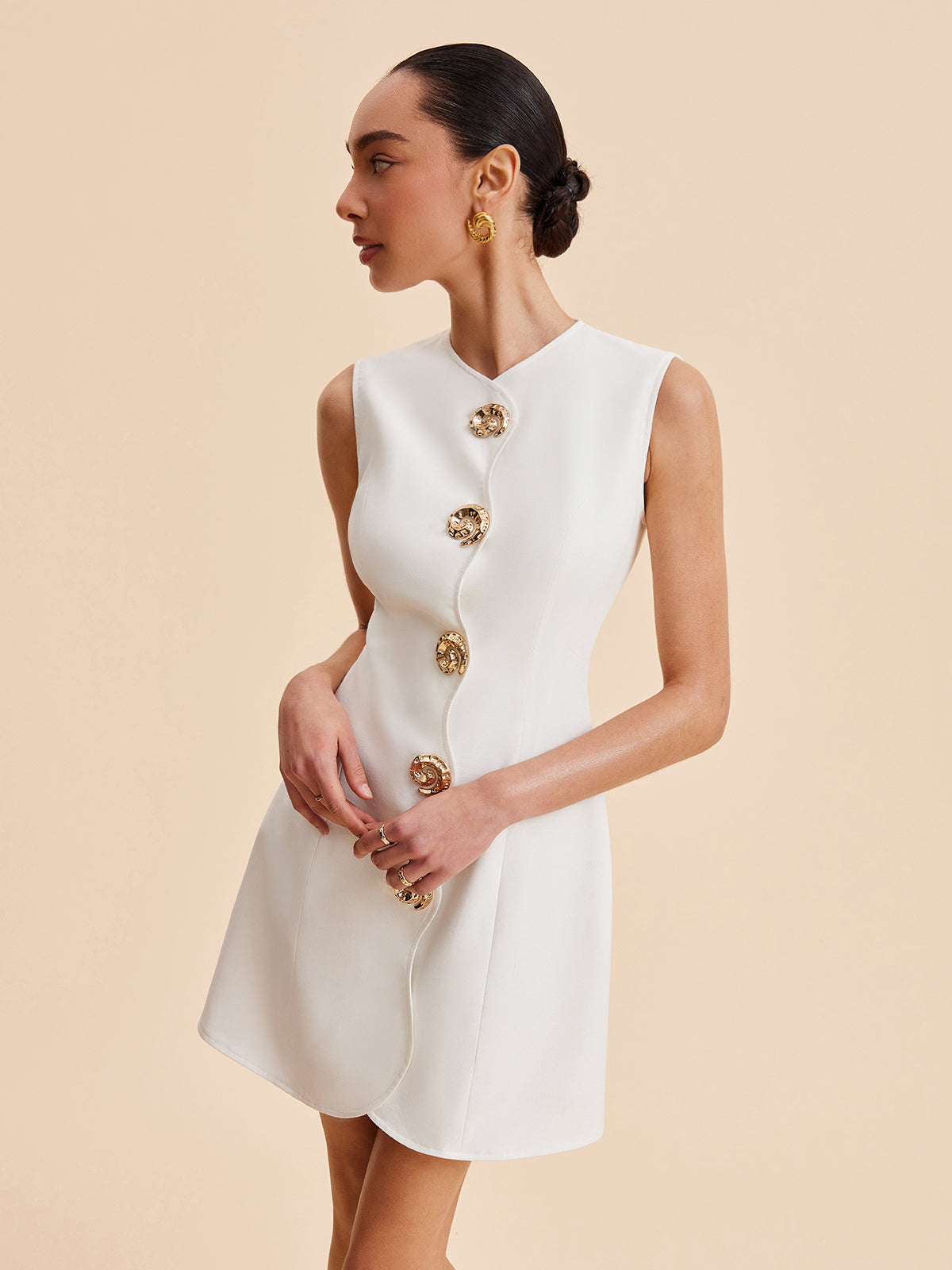 Asymmetrisches ärmelloses Knopfkleid
