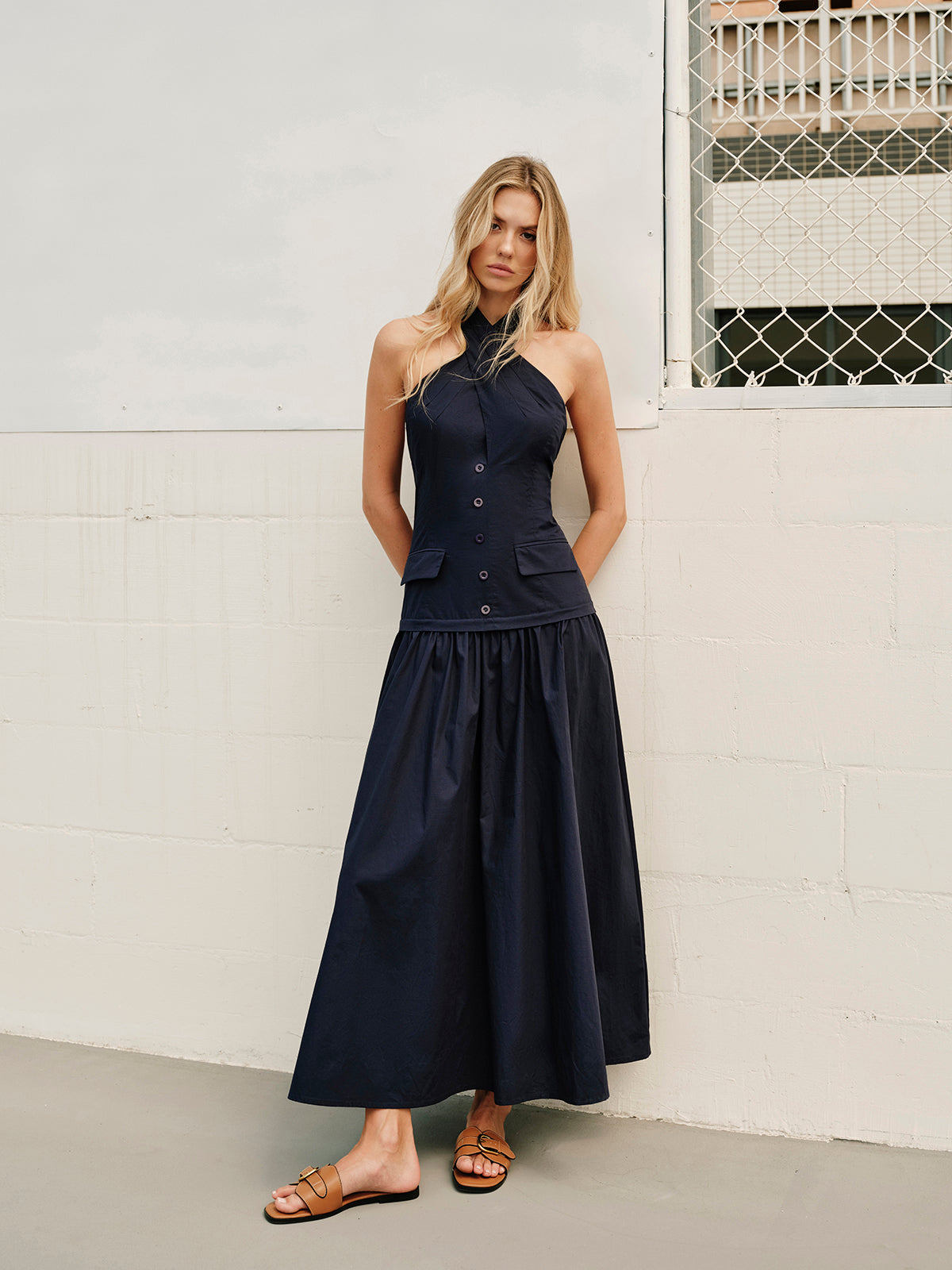 Neckholder-Kleid mit überkreuztem Kragen, Reißverschluss-Dekor und Taschen