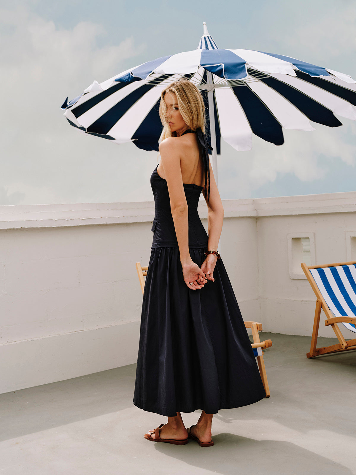 Neckholder-Kleid mit überkreuztem Kragen, Reißverschluss-Dekor und Taschen