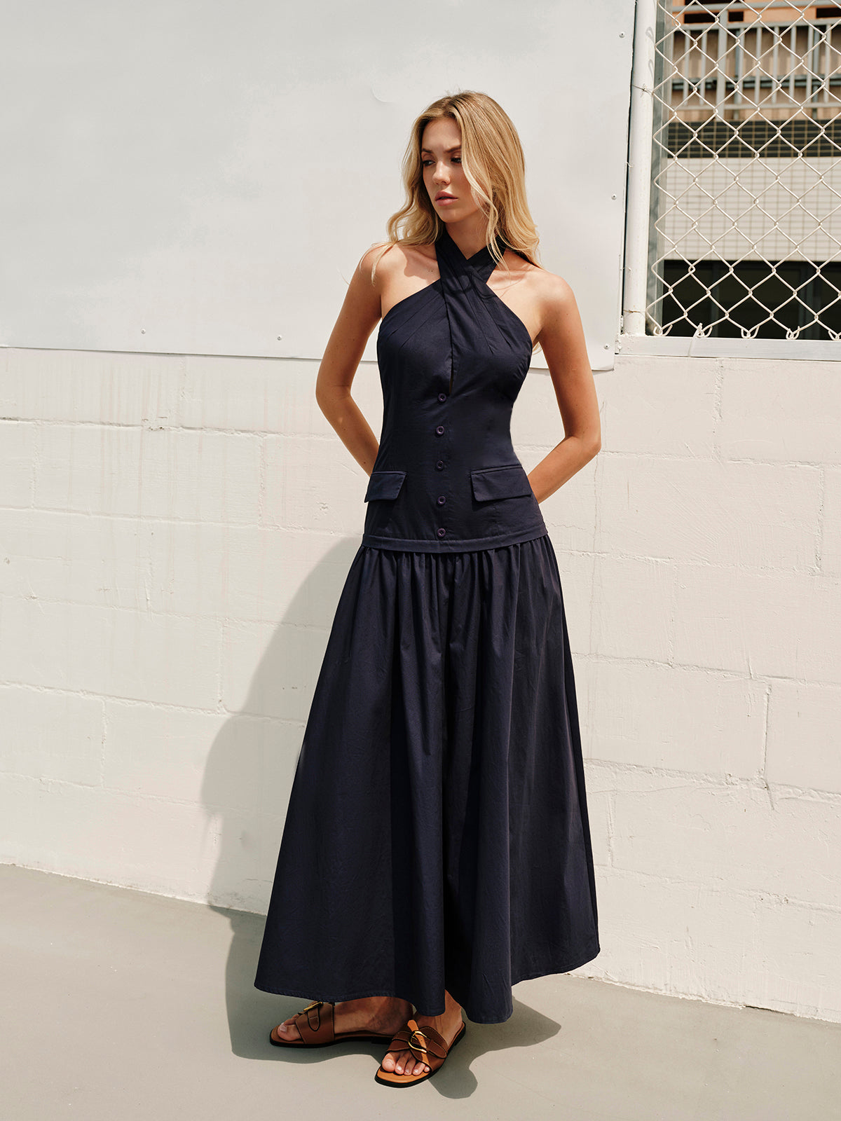 Neckholder-Kleid mit überkreuztem Kragen, Reißverschluss-Dekor und Taschen