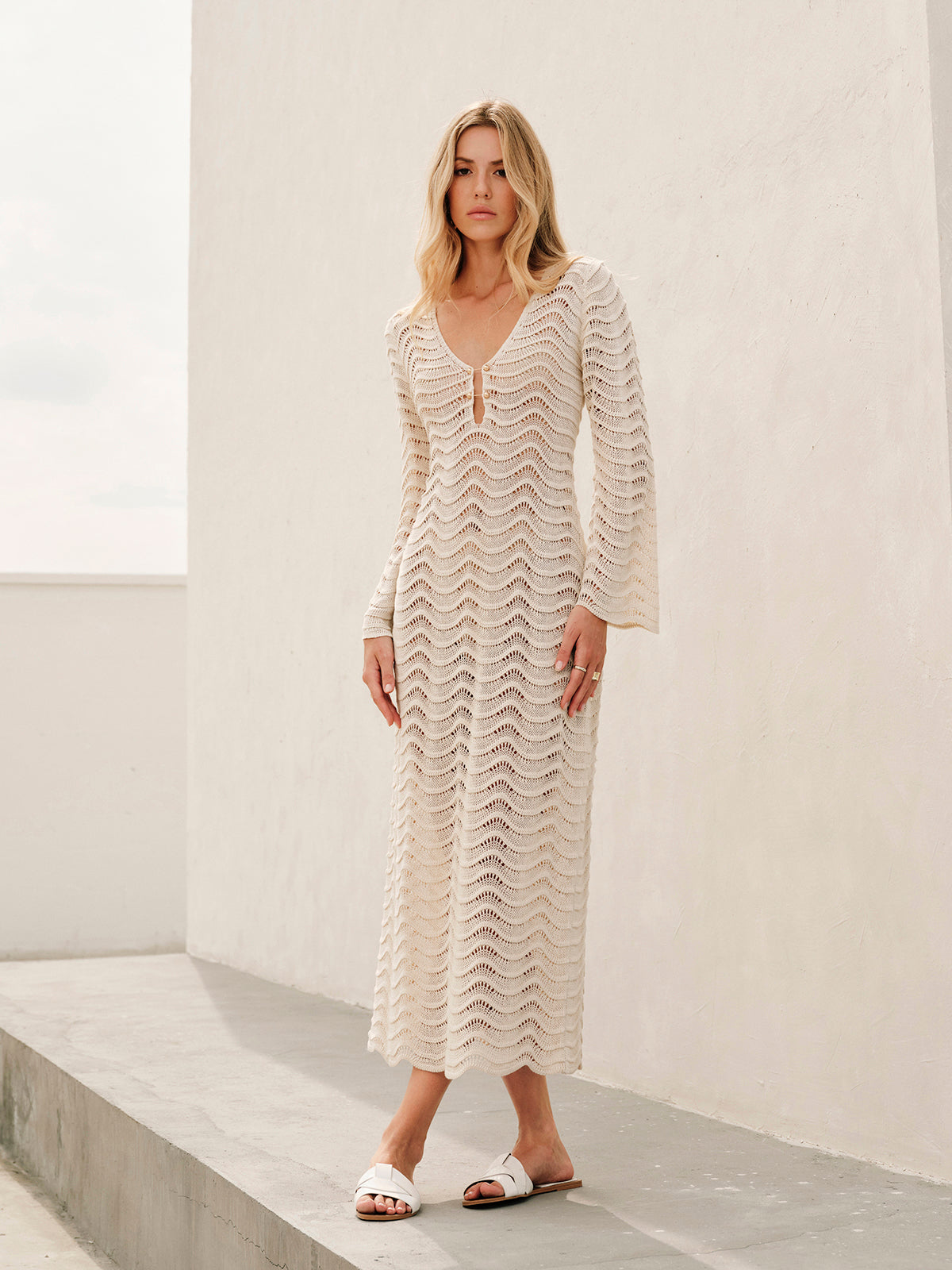 Kleid mit Metallaussparungen und Rückenschnürung