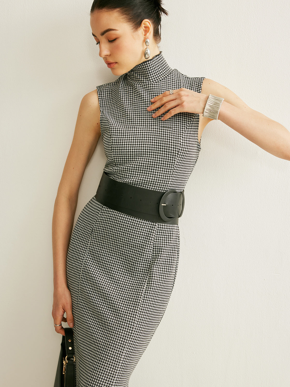 Ärmelloses Kleid mit Gürtel und Karomuster
