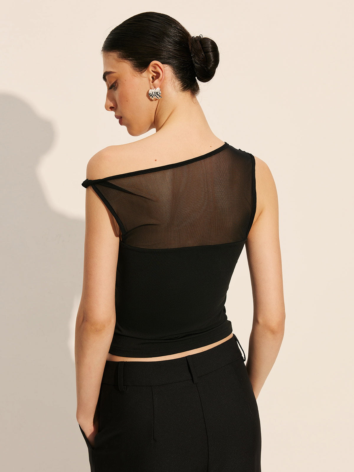 One-Shoulder-Top mit transparentem Einsatz