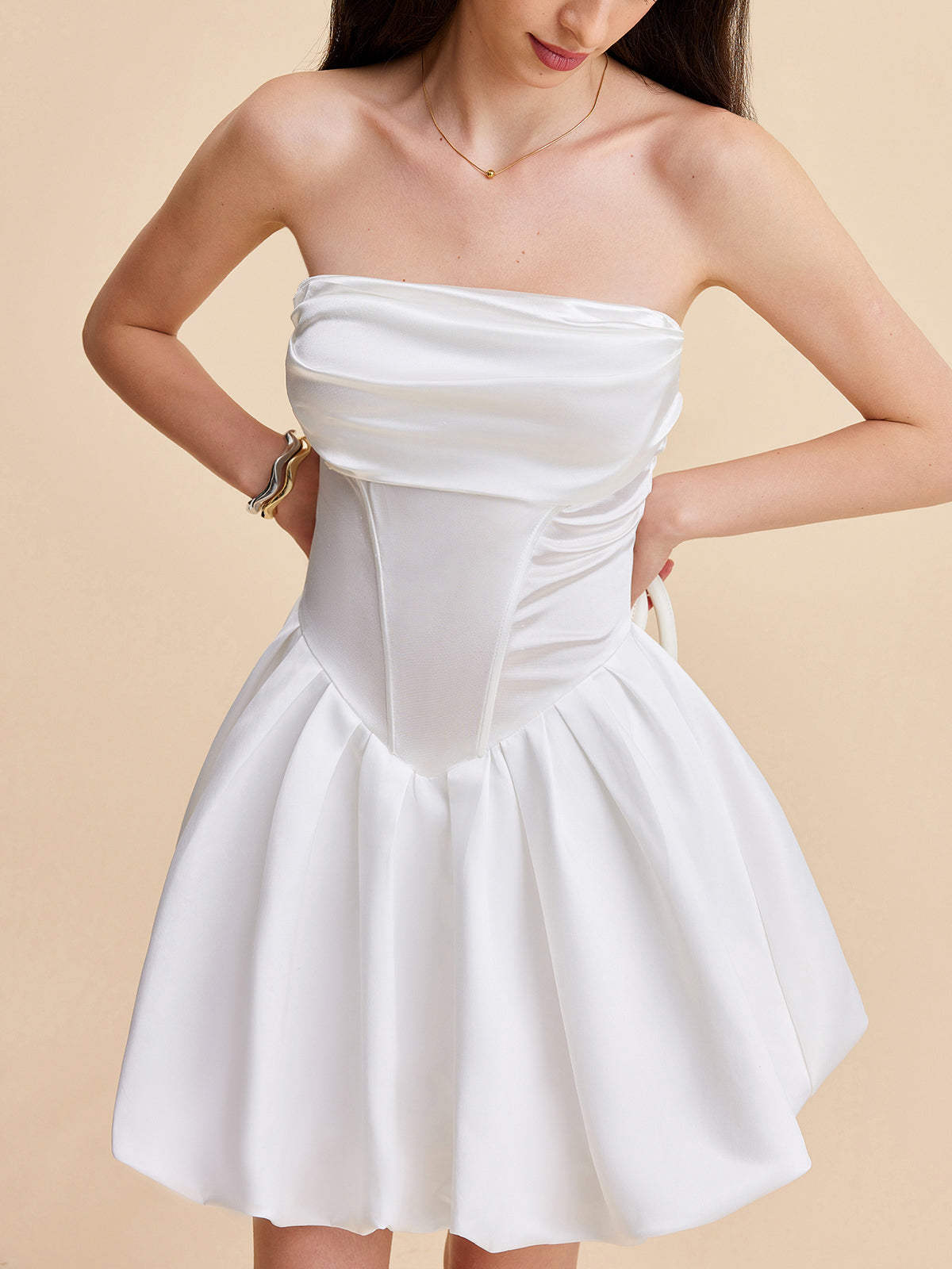 Robe bustier en satin semi-transparent avec ourlet bulle