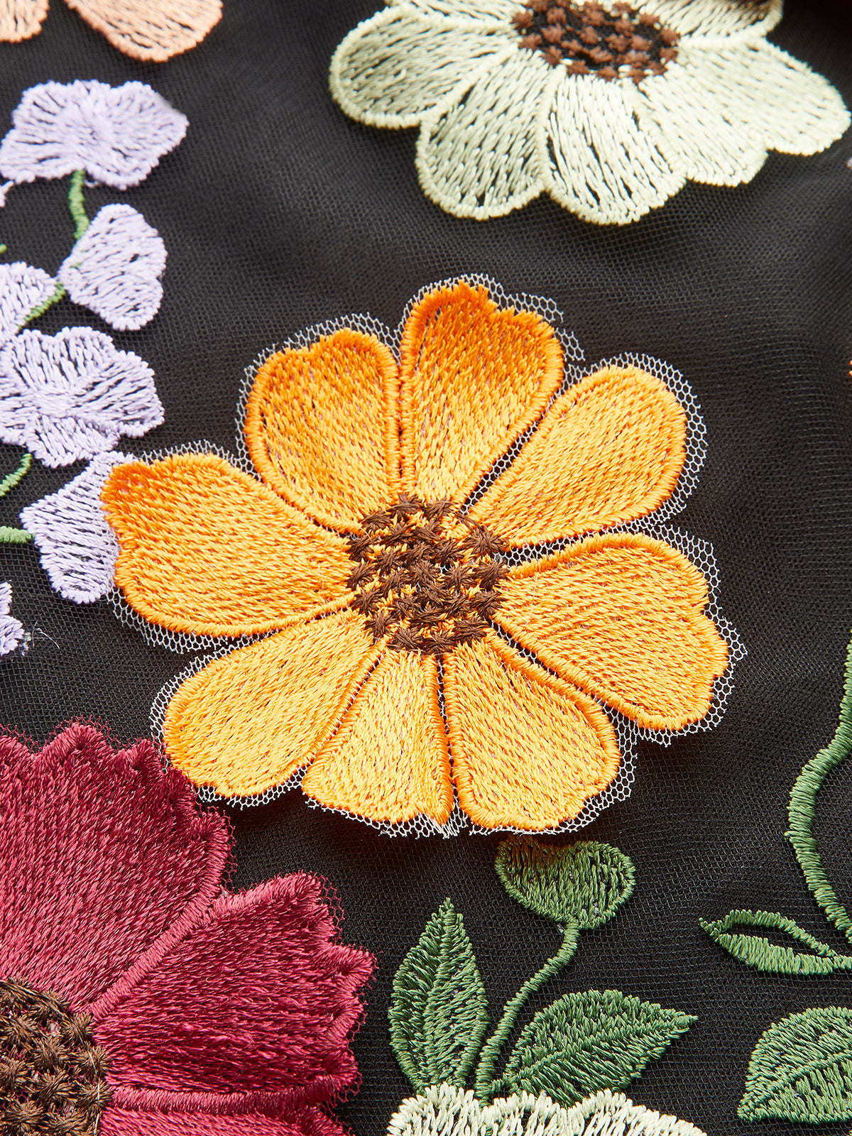 Robe en maille brodée de fleurs colorées